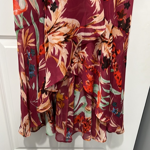 EXPRESS, 100% polyester, cinched waist,V’s in front on bottom,longer in back. - Picture 3 of 3